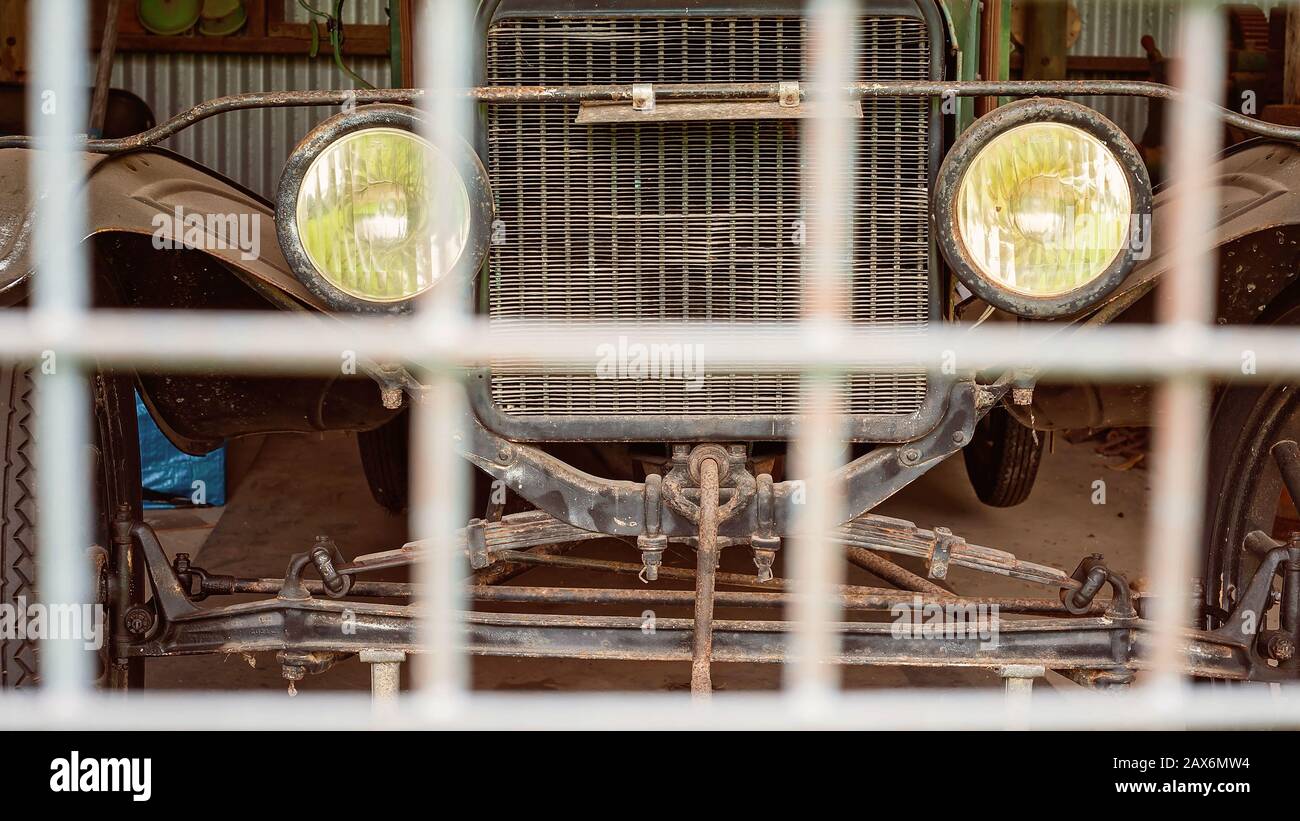 Une vieille voiture ancienne garé derrière une clôture la rendant hors limites sur le site historique de la propriété Banque D'Images