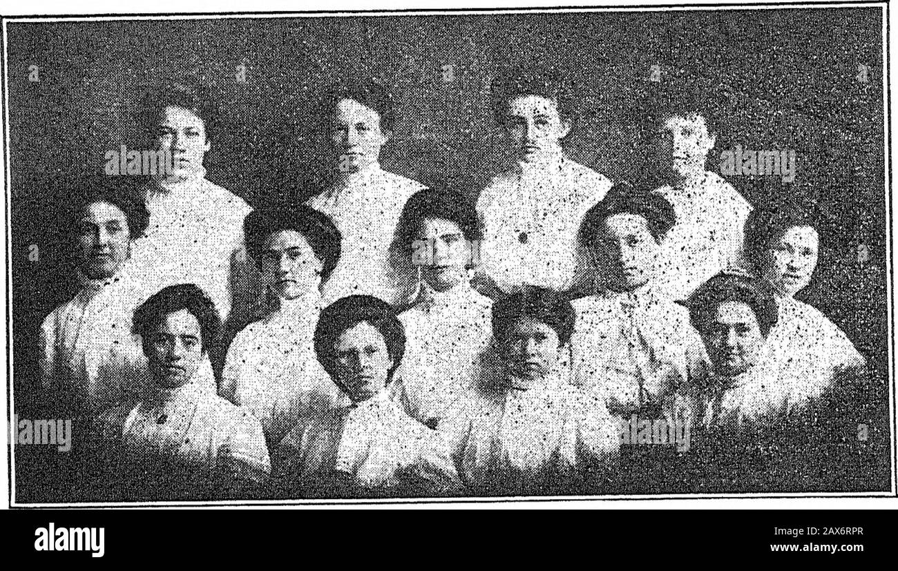 Catalogue annuel des officiers, étudiants et diplômés du Kansas State Agricultural College, Manhattan ... . s, et assiste également à toute publicité Associa-tion. Le comité de surveillance enquête sur tous les cas de maladie chez les filles et prodigue des soins si nécessaire. L'Association listant la salle de repos est également soigné par ce comité. , Le comité des membres vise non seulement à augmenter le nombre de membres, mais aussi à faire savoir à chaque fille qu'elle est nécessaire pour le renforcement de l'Association. Une invitation à rejoindre l'Associationas un membre actif ou associé est étendue à chaque rif Banque D'Images