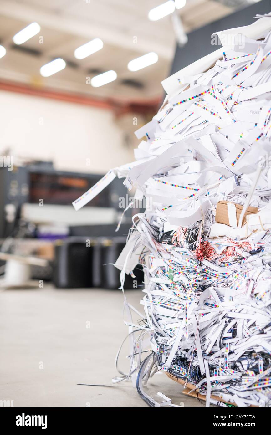 Gros plan du tas de papiers coupés produit avec la machine linotype à la maison d'impression Banque D'Images