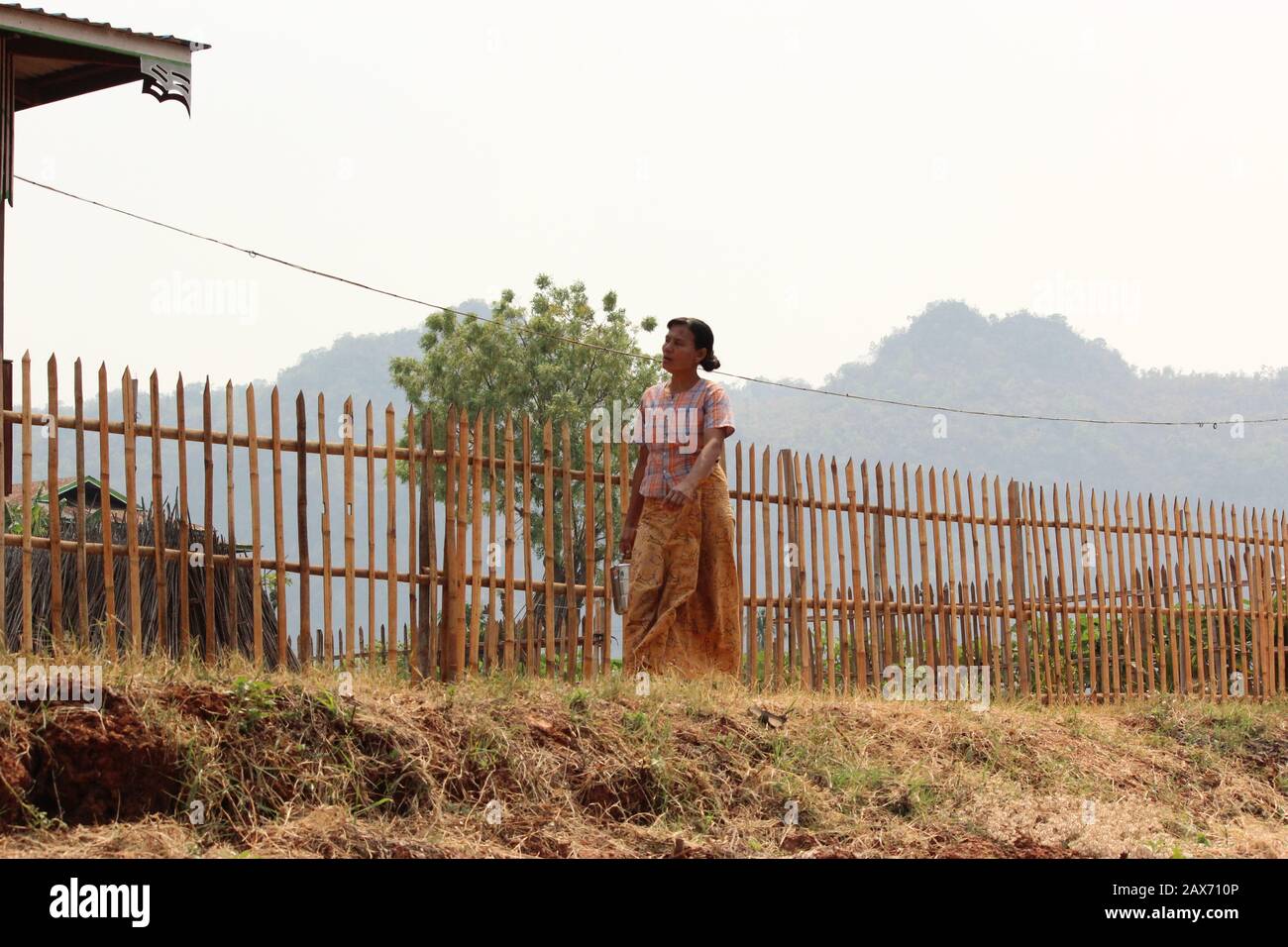 La femme birmane marche le long de la rivière Banque D'Images