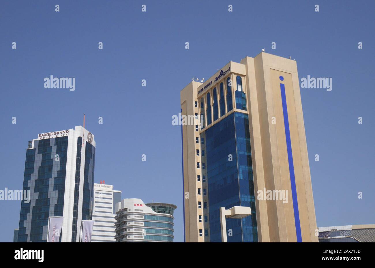 Seef Tower avec Ramee Grand Hotel and Spa Behind, Seef District, Royaume de Bahreïn Banque D'Images