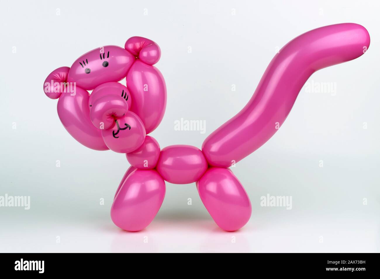 Super mignon chat rose chaud de chat fait par un artiste de ballon en utilisant des ballons longs, skinny, tortueux comme vous trouverez à la fête d'anniversaire ou autre événement. Banque D'Images