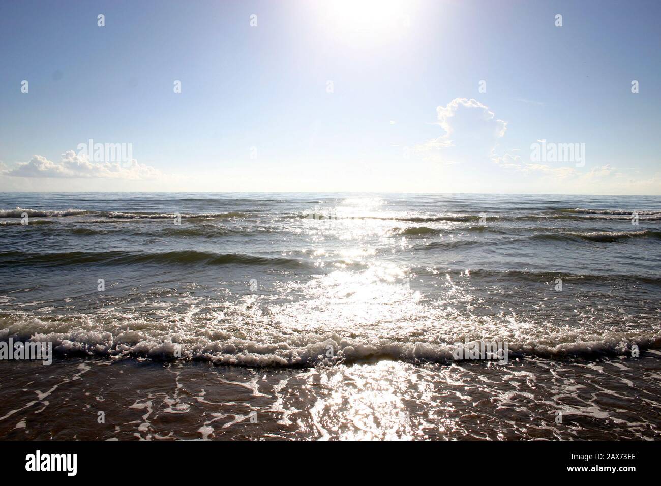 Vagues rouleaux se brisant sur le rivage de la plage Banque de ...