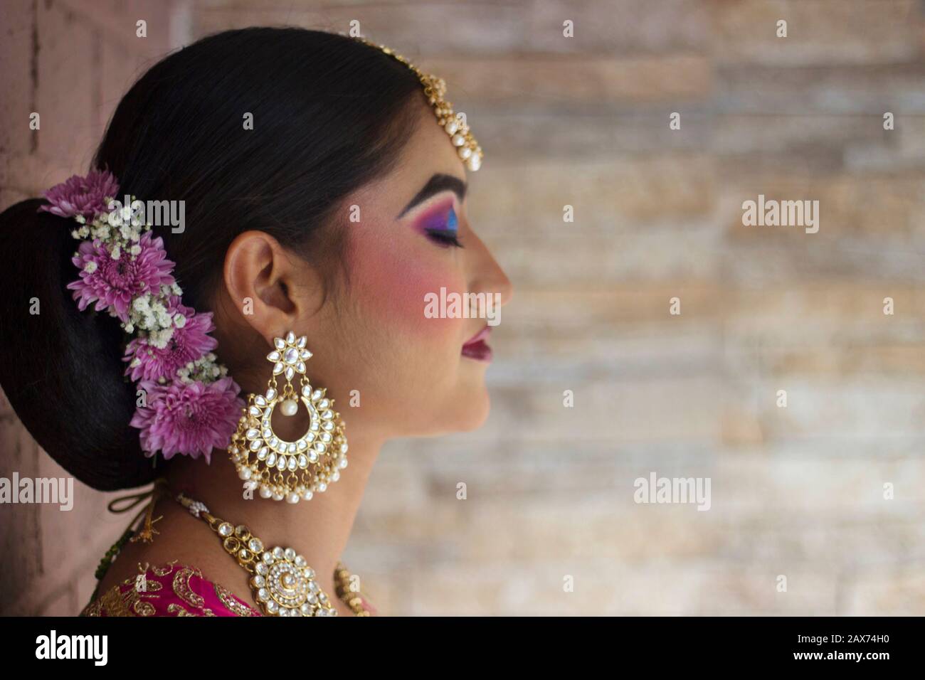 Portrait de femmes indiennes dans le style traditionnel de la mariée, maquillage de mariée avec de lourds bijoux en or Banque D'Images