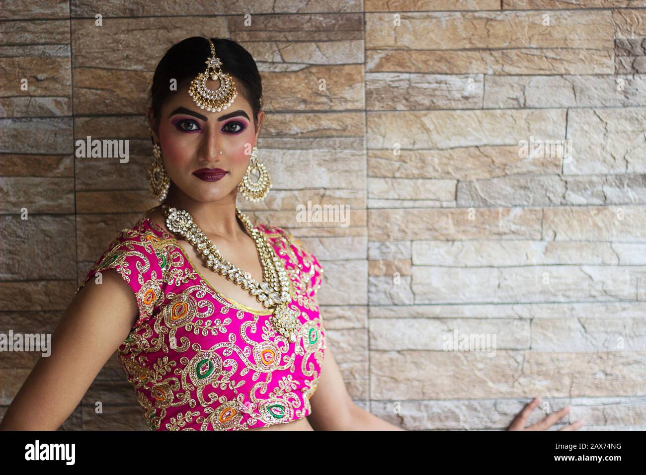 Portrait de femmes indiennes dans le style traditionnel de la mariée, maquillage de mariée avec de lourds bijoux en or Banque D'Images