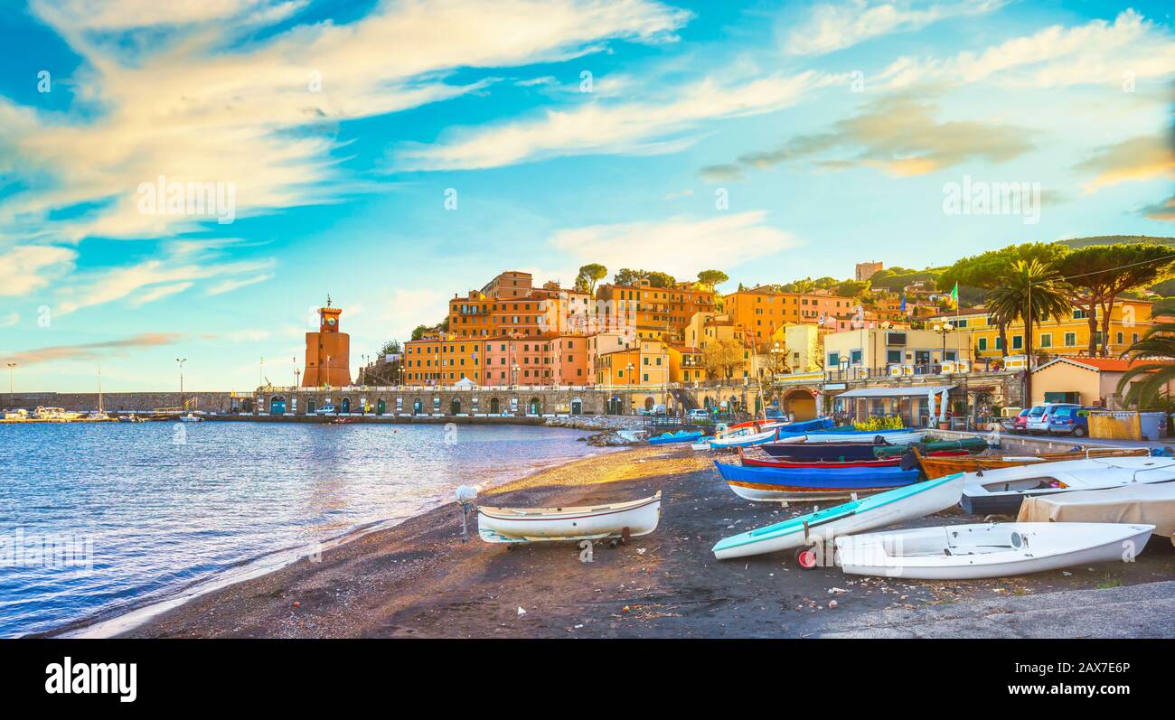 L'île d'Elbe, Rio Marina Village Bay. Port de plaisance, bateaux et phare. La Toscane, Italie, Europe. Banque D'Images