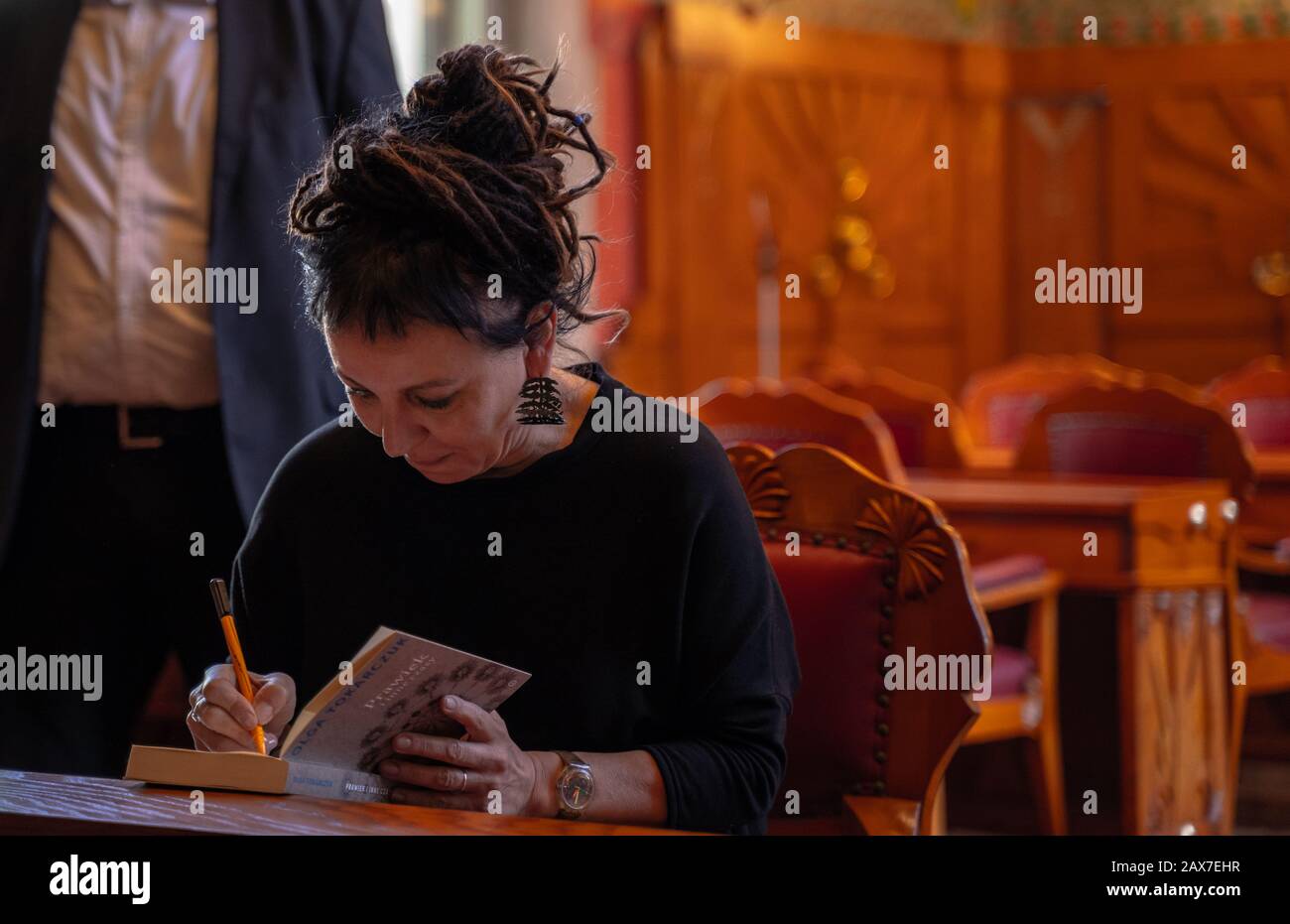 Cracovie, Pologne - 27 octobre 2019: Olga Tokarczuk, lauréat du prix noble, signe des livres lors de la Foire internationale du livre à Cracovie en 2019 Banque D'Images