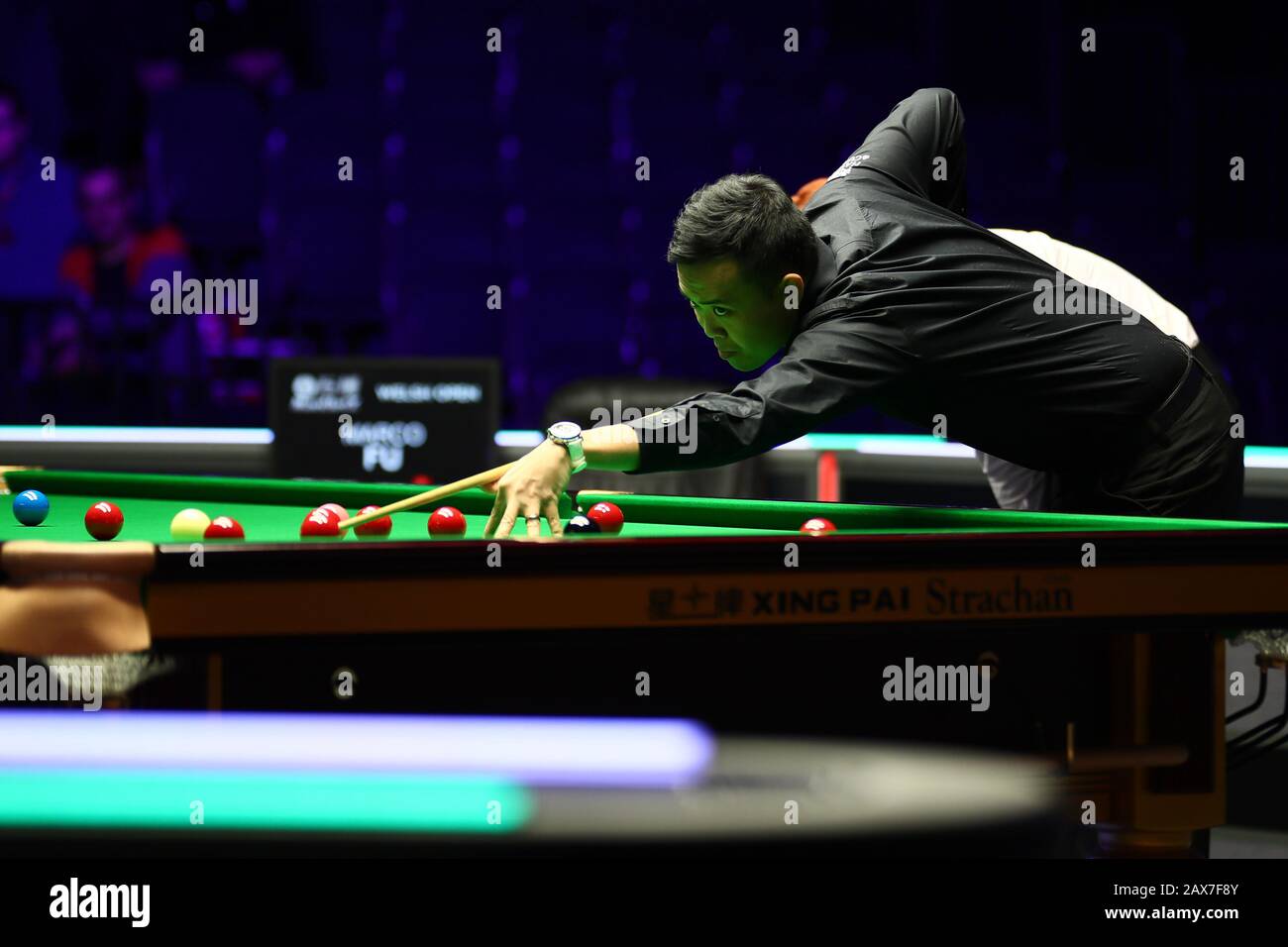 Marco Fu de Hong Kong la Chine joue un coup de feu à Ding Junhui de Chine lors du premier tour de 2020 Welsh Open à Cardiff, au Royaume-Uni, le 10 février 2020. Ding Junhui de Chine a battu Marco Fu de Hong Kong Chine avec 4-2. Banque D'Images