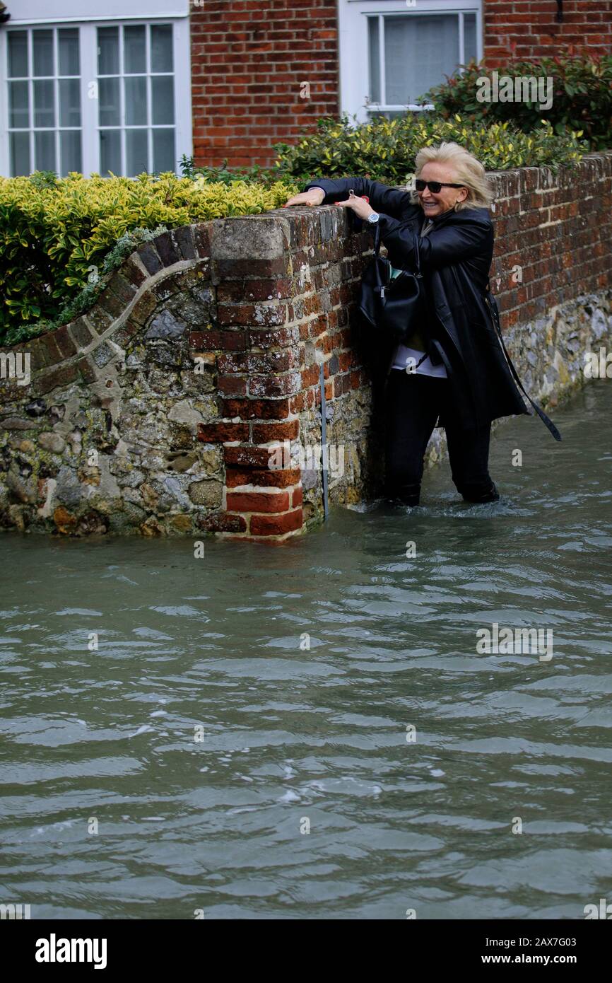 Bosham, West Sussex. 10 février 2020. Météo au Royaume-Uni : un résident se réveille à travers les eaux de crue alors que les marées montent à la suite de la tempête Ciara et inondent le village de Bosham, West Sussex, Royaume-Uni lundi 10 février 2020. De nombreux endroits au Royaume-Uni sont toujours équipés d'avertissements météorologiques jaunes alors que le front de temps de Storm Ciara se poursuit. Photo : Luke Macgregor Crédit : Luke Macgregor/Alamy Live News Banque D'Images