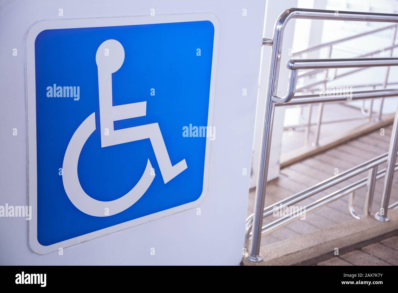 Panneau de rampe d'accès pour rampe de fauteuil roulant, plan incliné installé en plus ou au lieu des escaliers, pour les utilisateurs de fauteuil roulant, les personnes poussant les poussettes, Banque D'Images