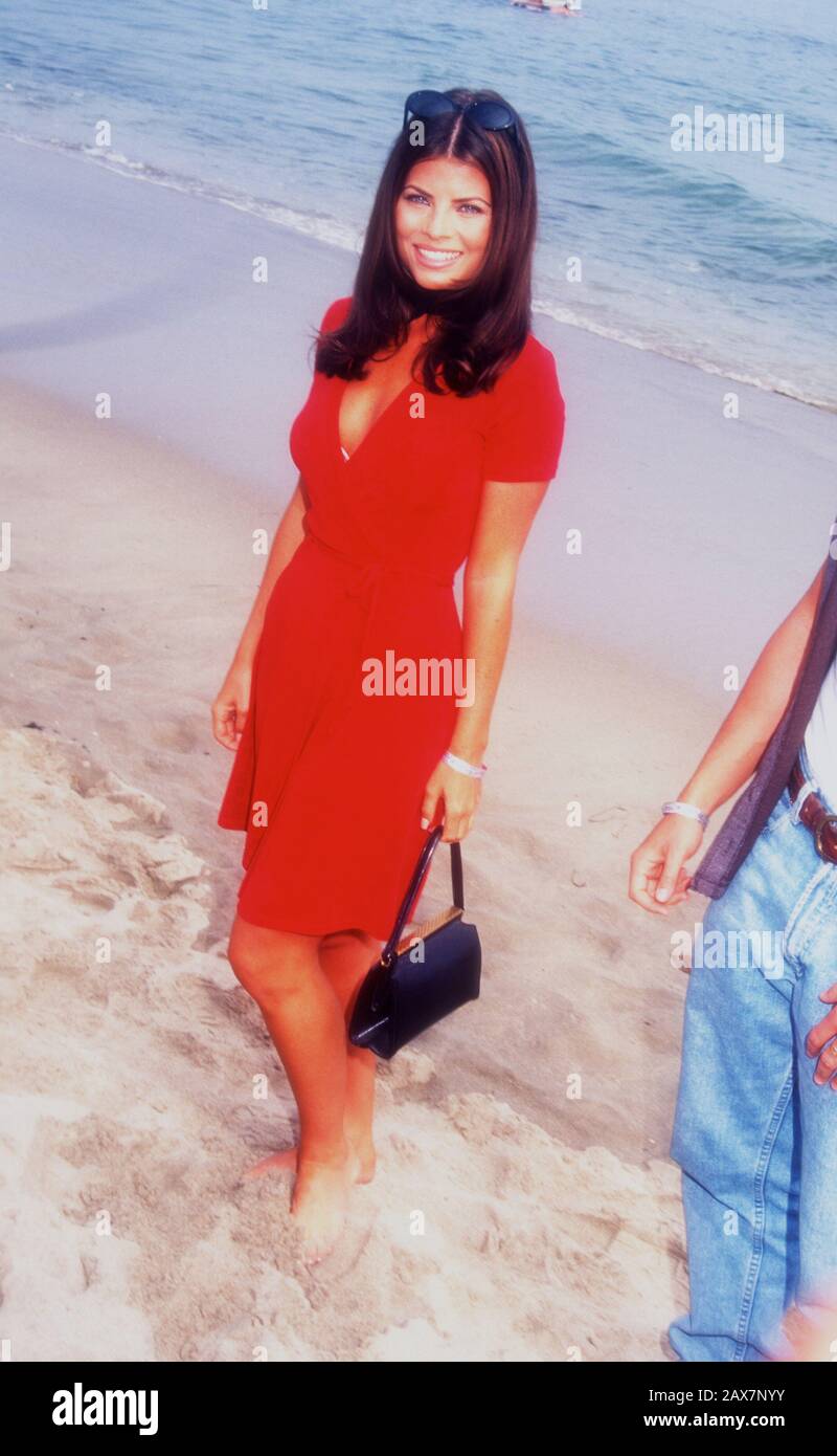 Malibu, Californie, États-Unis 7 juillet 1995 l'actrice Yasmine Bleeth assiste à la première « Clueless » le 7 juillet 1995 à Leo Carrillo Beach à Malibu, Californie, États-Unis. Photo De Barry King/Alay Stock Photo Banque D'Images