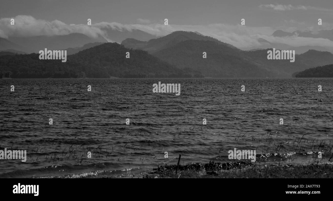 Montagnes et nuages, noir et blanc Banque D'Images