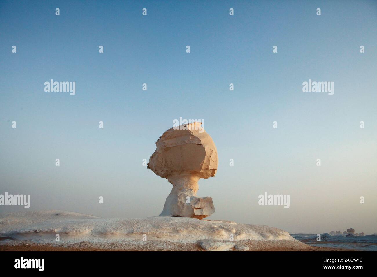 Amman Jordanie, un rocher se tient seul dans le désert. Banque D'Images