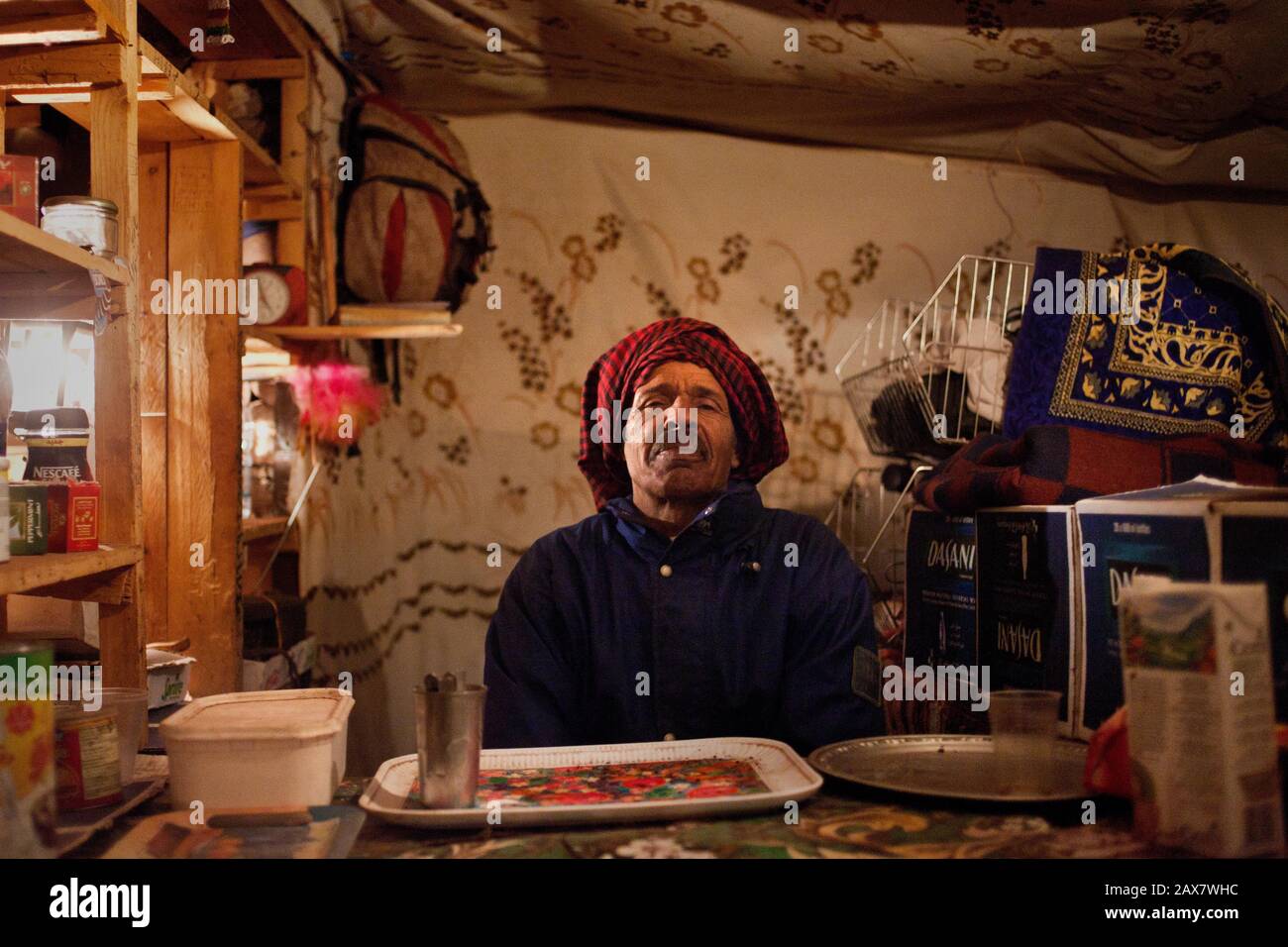 Des étals sont installés tout le long du chemin où les grimpeurs peuvent se reposer, se réchauffer, prendre une boisson chaude ou des en-cas, mont Sinaï, Egypte. Banque D'Images