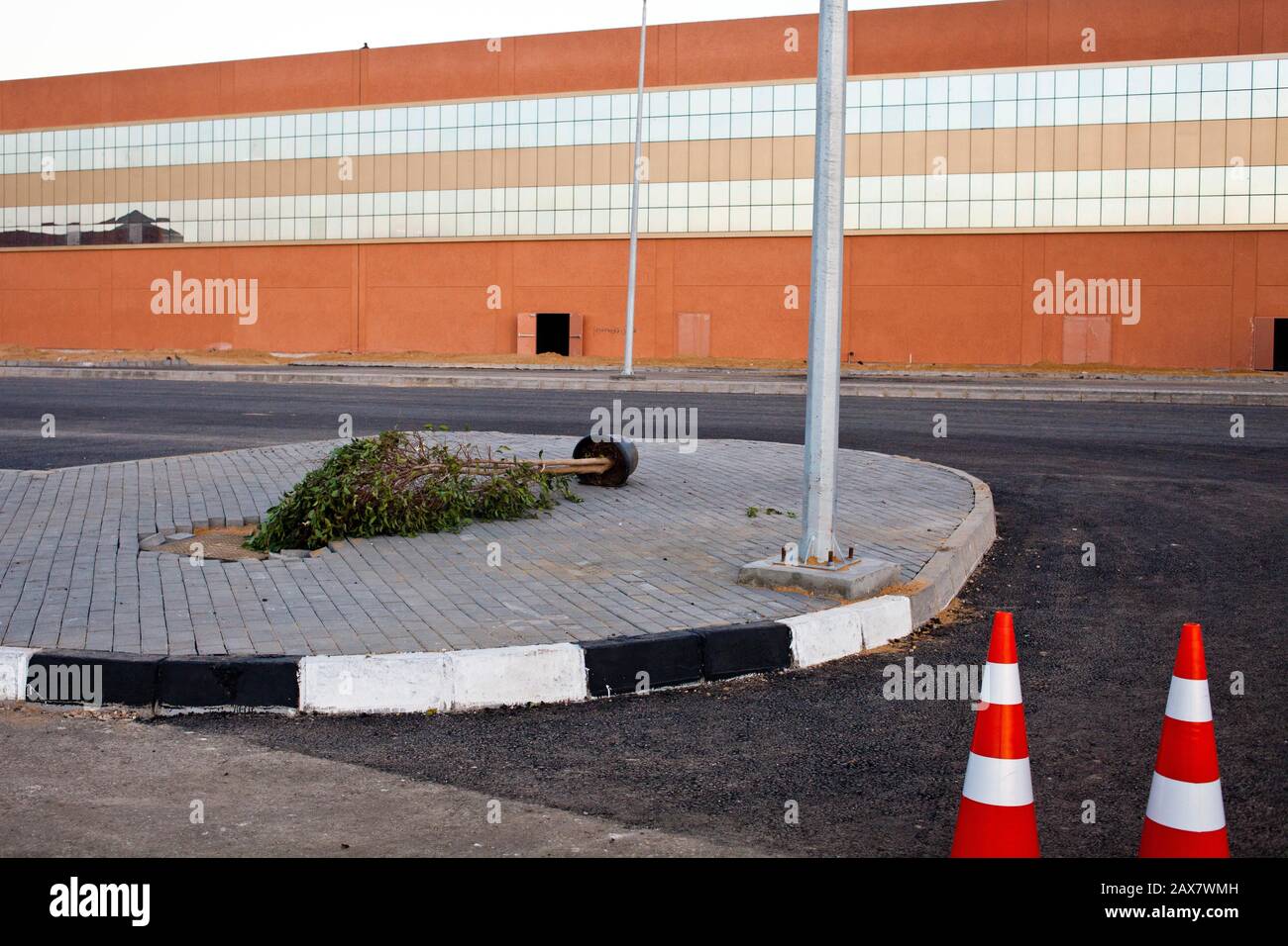 En dehors du centre commercial Arabian Mall, le 6 octobre, l'aménagement paysager est inachevé, le Caire. Banque D'Images