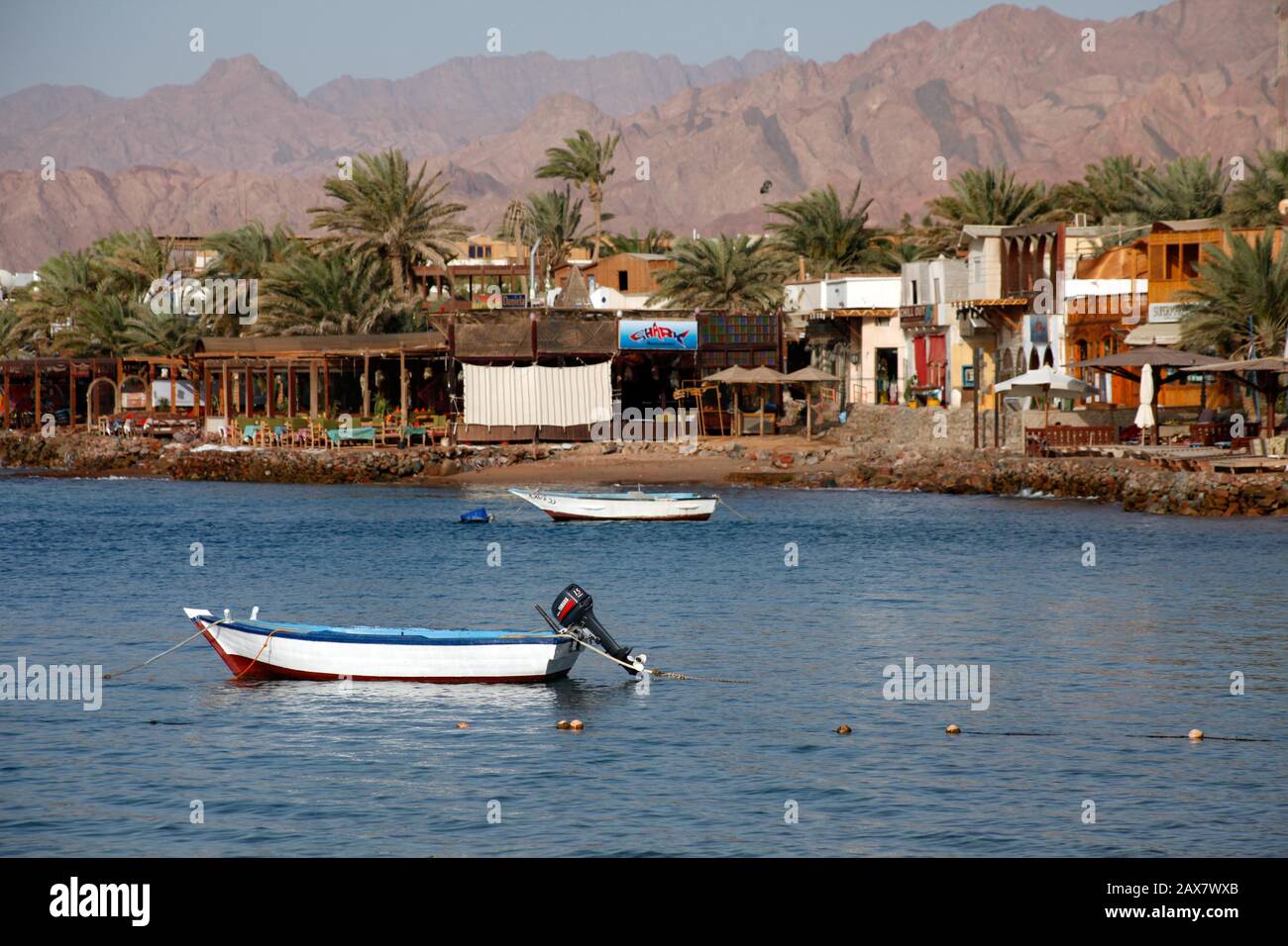 Bateaux attachés dans le port de Dahab. Banque D'Images