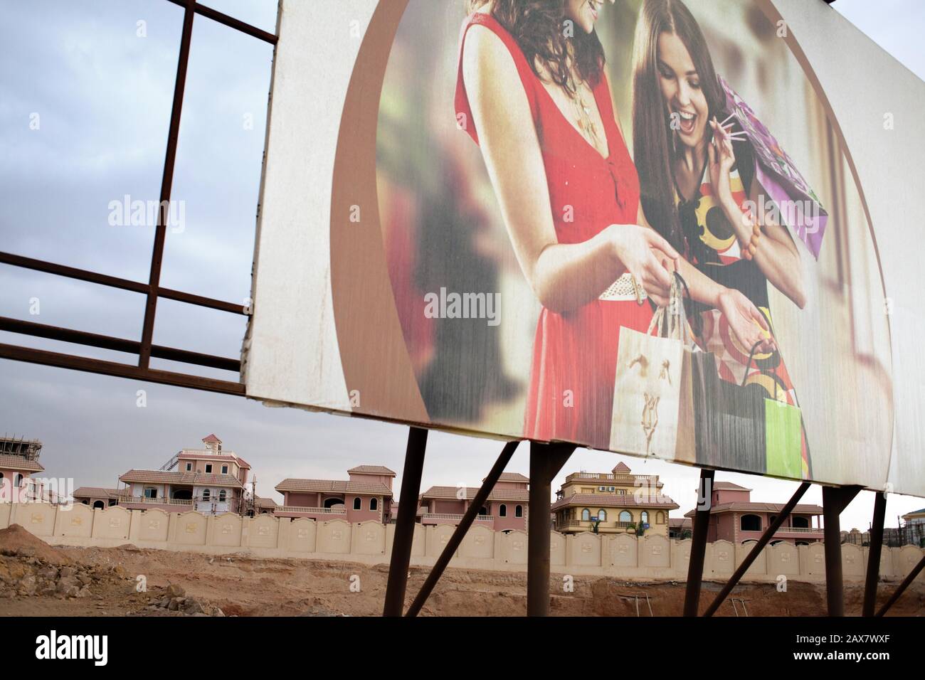 Publicité sur panneaux publicitaires au Nouveau Caire. Banque D'Images