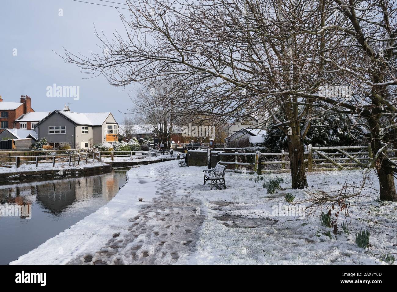 Première neige au Royaume-Uni. Photo du canal pour les bateaux étroits à Stone, Staffordshire, Royaume-Uni. Banque D'Images