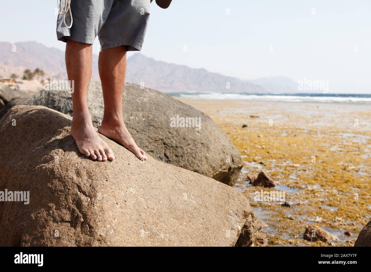 Marcher sur les rochers à la plage de Dahab, Egypte. Banque D'Images