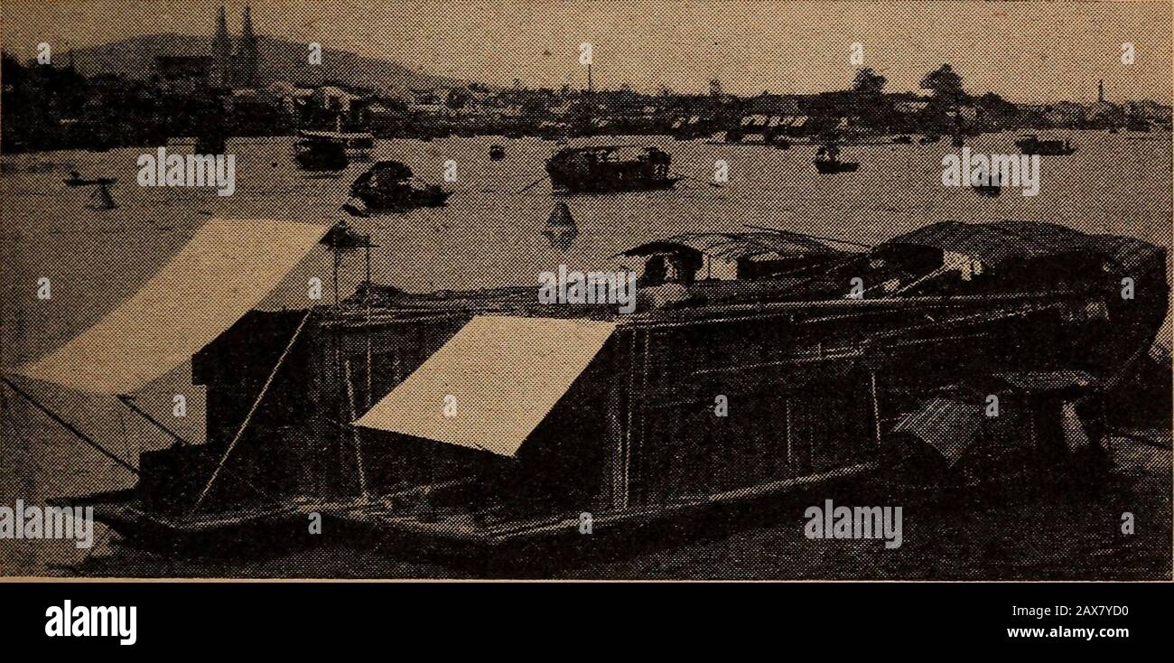 Chez nous avec les Hakkas en Chine du Sud . Anglais, Américains Et Japonais. En fait, les gens de presque tous les pays peuvent y être assiégés. Comme Shanghai, Hongkong a la plupart des améliorations modernes. Dans son beau port, on peut généralement voir plus de bateaux à vapeur qui passent la cinquième mer. Tous les bateaux transspatiaux commencent et terminent le theirvoyage ici. C'est la porte d'entrée de la Chine du Sud. En haut de la rivière des perles de Hongkong environ 80 miles est Can-ton, la deuxième ville en taille en Chine, avec son grand popula flottant - i HAKKAS EN CHINE DU SUD Page 17 tion, des milliers vivant dans des bateaux sur la rivière. Ici nous avons pris congé de notre bateau, Banque D'Images