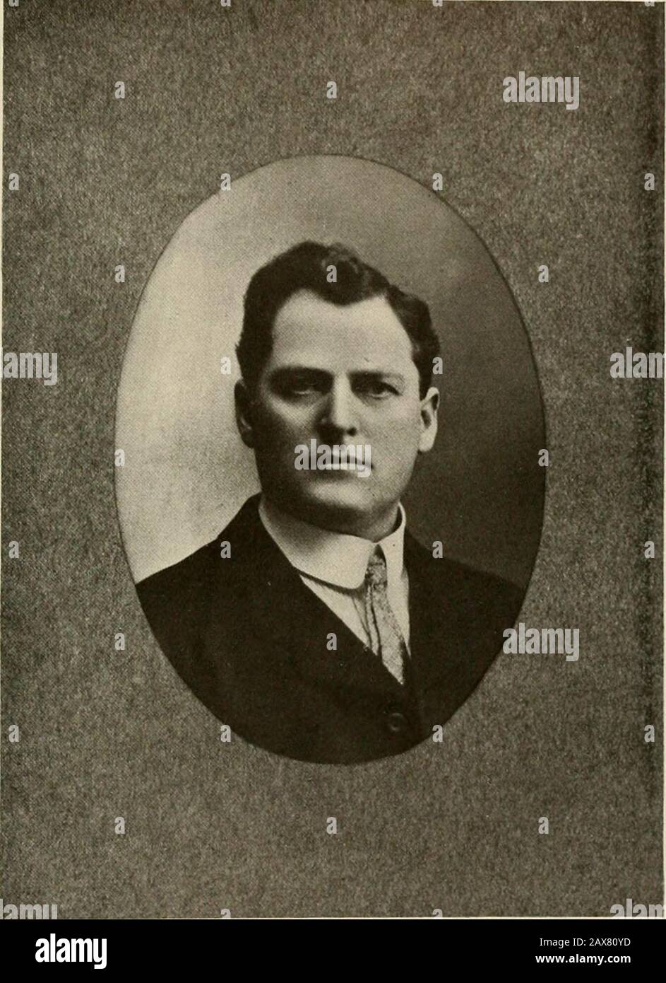 Une histoire illustrée du pays de Big Bend, embrassant les comtés de Lincoln, Douglas, Adams et Franklin, état de Washington . l'âge de quatre-vingt-dix-six ans. Bien que les parents de Mme Kings aient une homenear Salem, Oregon, ils resideaient temporairement avec M. King à sa maison à Ritzville. M. Leabo et Mme Leabo ont deux enfants vivant, Reese H., et Augusta G., épouse de H. D. Hal-lin, d'Athol, Idaho. Peu de temps après son mariage, M. King Cameto Adams County et a établi un terrain onl qu'il avait déposé l'année précédente. Il a eu la chance de récolter une bonne récolte avant les périodes difficiles de 1893, pour après cette année Banque D'Images