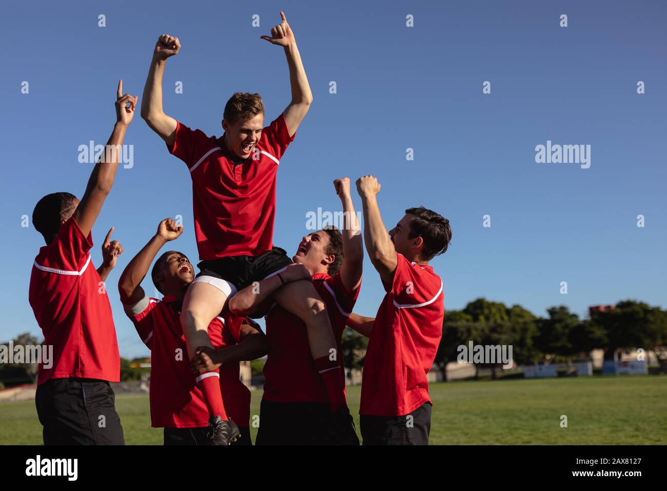 Joueurs de rugby heureux ensemble Banque D'Images