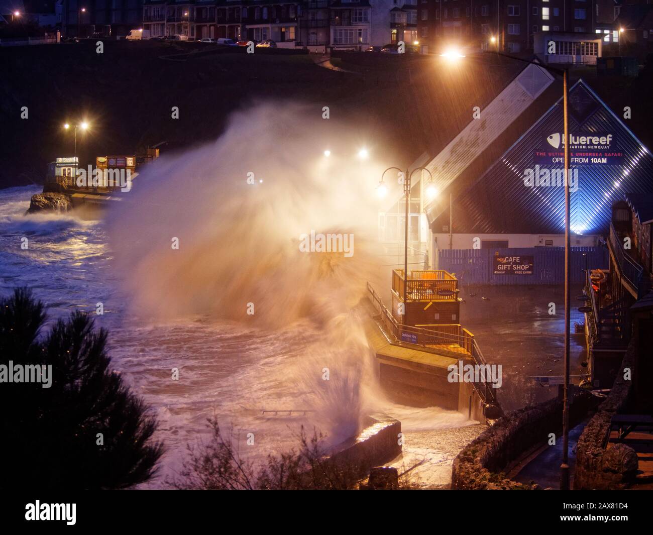 Newquay, Royaume-Uni. 11 février 2020. Newquay, Cornwall, 11 Février 2020. Météo au Royaume-Uni, Dawn se casse pour la tempête de Ciara à la marée de printemps, sur l'île de Towan et sur l'esplanade de Towan. Crédit: Robert Taylor/Alay Live News Banque D'Images