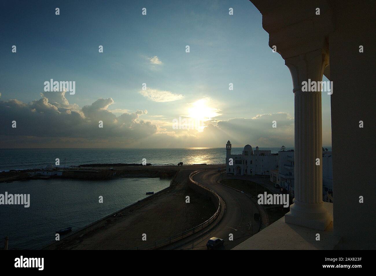Aube sur la côte de la Tunisie. Banque D'Images