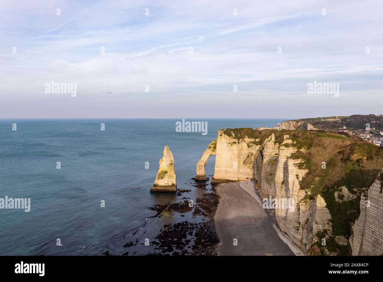 Etretat, Normandie, France - la falaise d'Aval avec l'arche naturelle et l'aiguille Banque D'Images