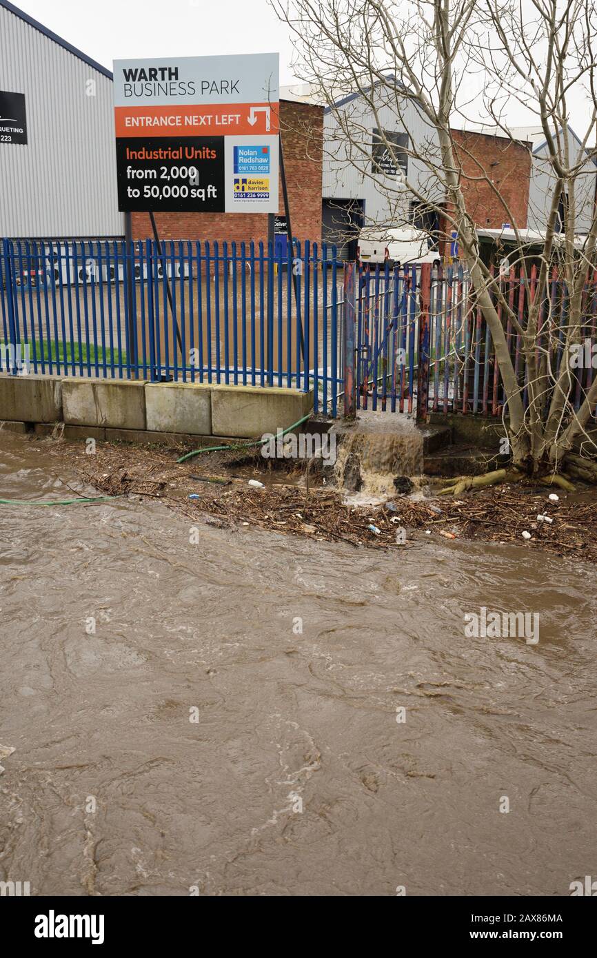 Storm ciara, la rivière irwell éclate ses rives inondant le parc d'affaires warth à radcliffe bury lancashire royaume-uni Banque D'Images