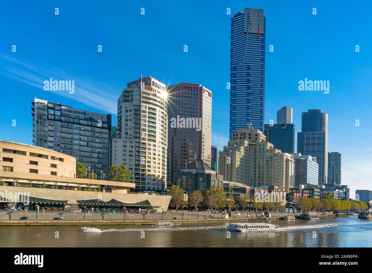 Melbourne, Australie - 4 avril 2017 : magnifique paysage urbain de Melbourne Southbank avec vue sur la rivière et soleil reflété sur la fenêtre du bâtiment lors d'une journée ensoleillée Banque D'Images