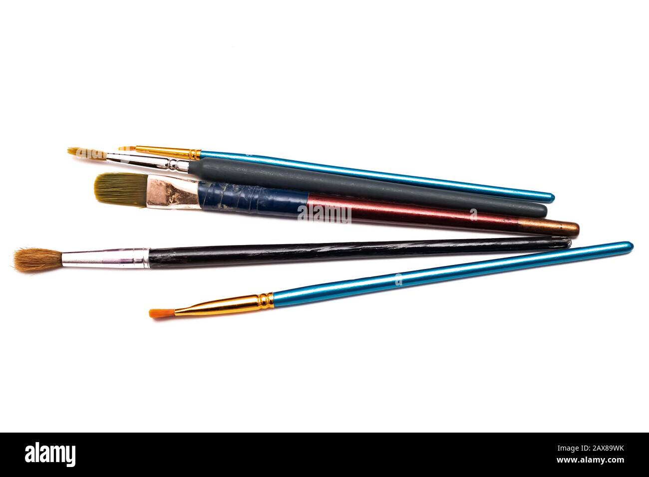 Brosses et crayons, isolés sur fond blanc Banque D'Images