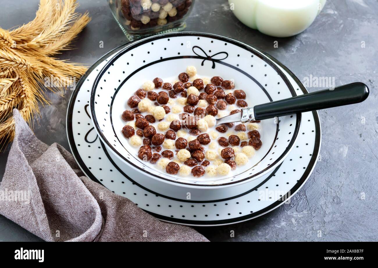 Chocolat Complet Boulettes De Lait Et Lait Petit Dejeuner De Cereales Sain Petit Dejeuner Pour Bebe Repas De Bebe Regime Equilibre Photo Stock Alamy