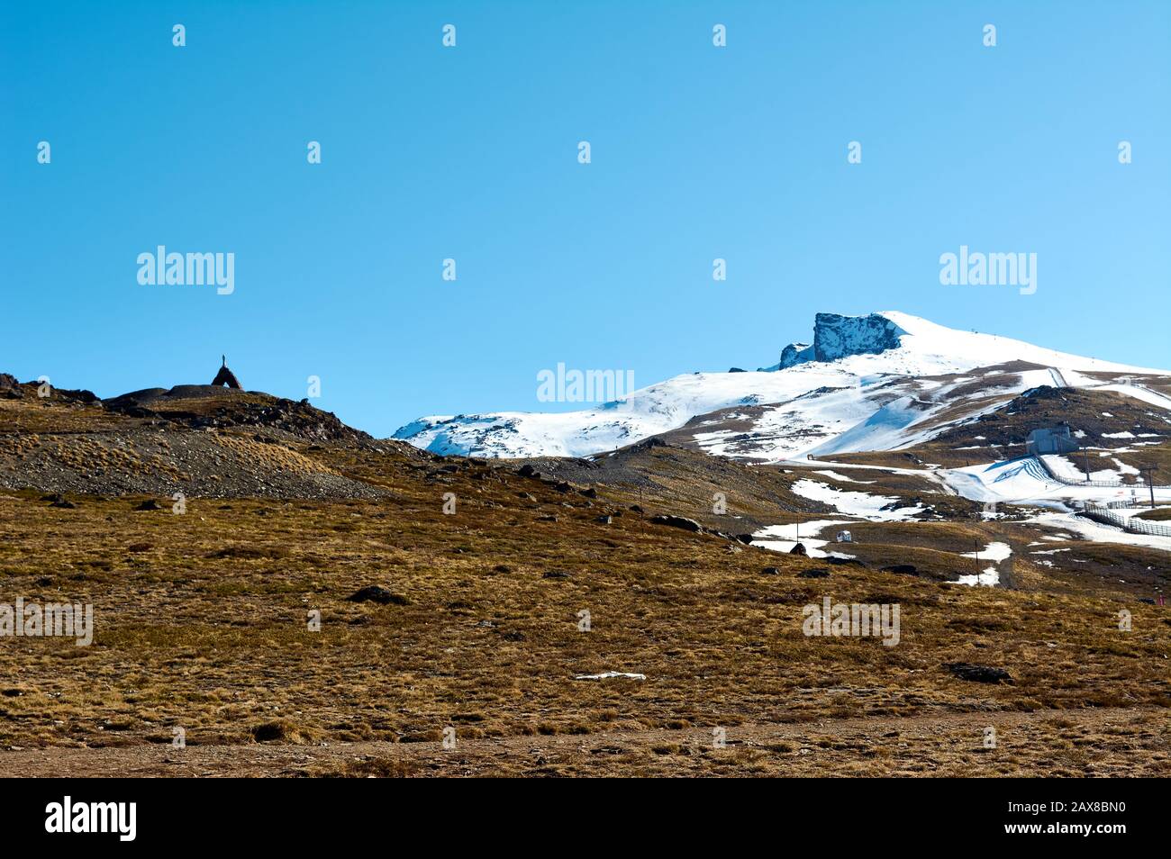 Vue sur la station de ski de la Sierra Nevada à Grenade en Espagne, En basse saison des neiges. Utilisation de canons à neige artificiels Banque D'Images