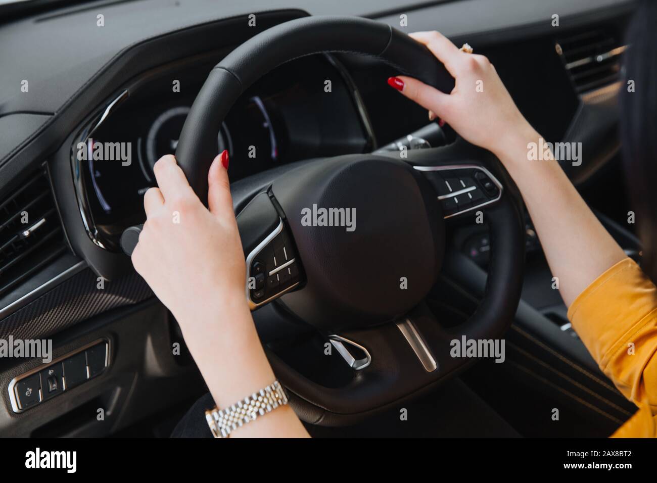Les mains sur le volant d'une voiture pendant la conduite. Banque D'Images