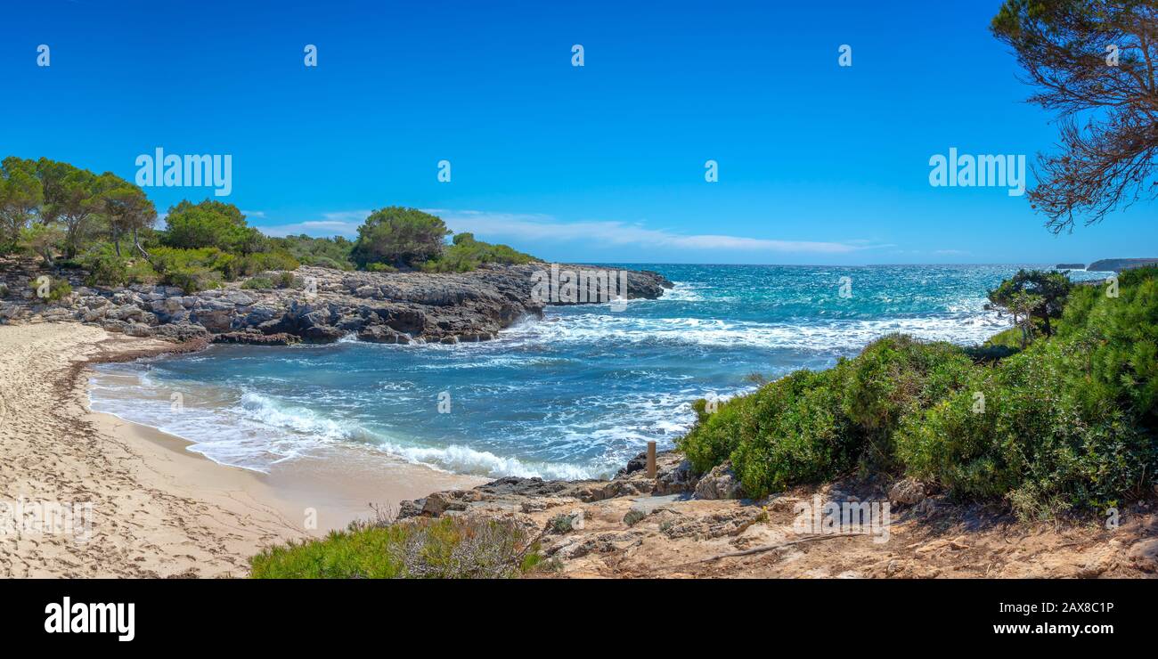 Vue sur la plage de Cala Talaier à Minorque, îles Baléares, Espagne Banque D'Images