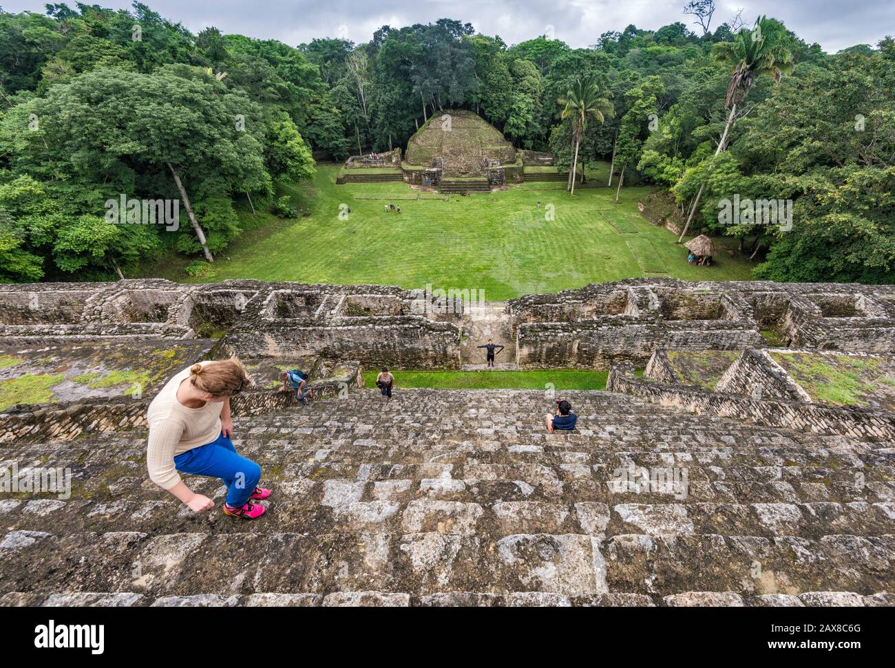 Vue de la pyramide Caana sur la Plaza B, forêt tropicale, à Caracol, ruines mayas, plateau Chiquibul, district Cayo, Belize, Amérique centrale Banque D'Images