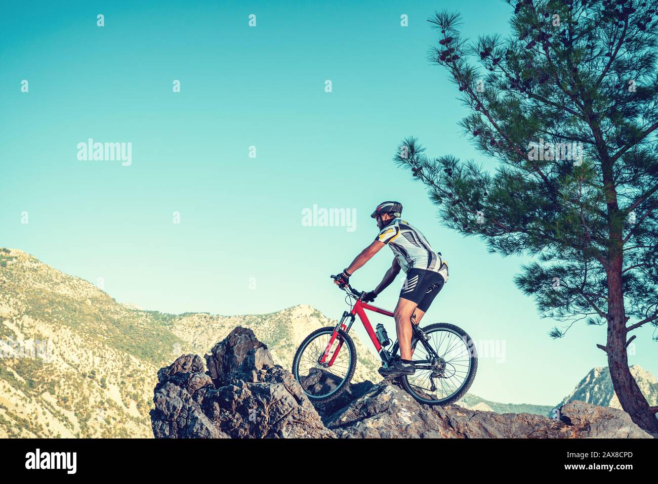 Vélo de montagne sur une piste rocheuse contre le ciel bleu Banque D'Images