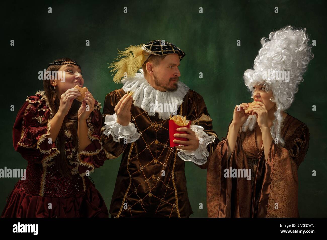 Goût de l'avenir. Portrait de jeunes médiévaux dans des vêtements vintage sur fond sombre. Modèles comme duke et duchesse, princesse, personnes royales. Concept de comparaison des époques, moderne, de la mode. Banque D'Images