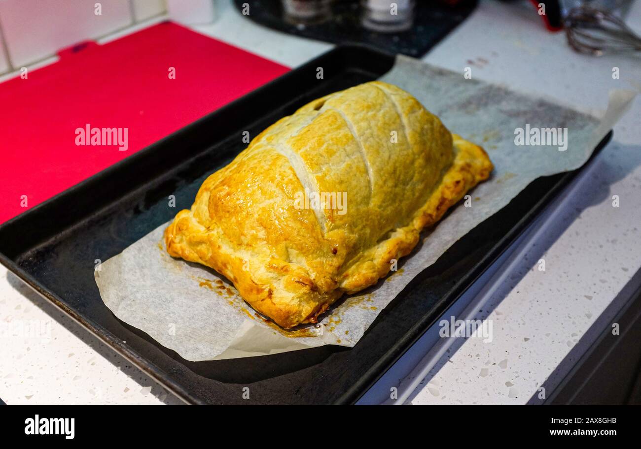 Cuit et prêt à sculpter le bœuf Wellington à l'aide de pâte feuilletée Banque D'Images