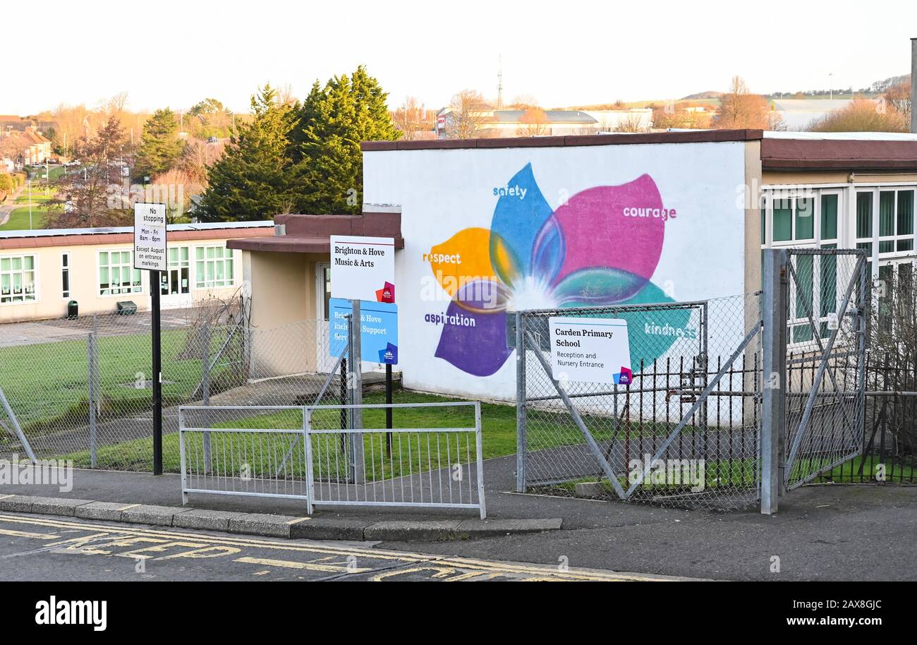 École primaire et infantile de Carden dans le district de Hollingbury à Brighton East Sussex Royaume-Uni - 2 familles sont en isolement par rapport à Coronavirus Banque D'Images