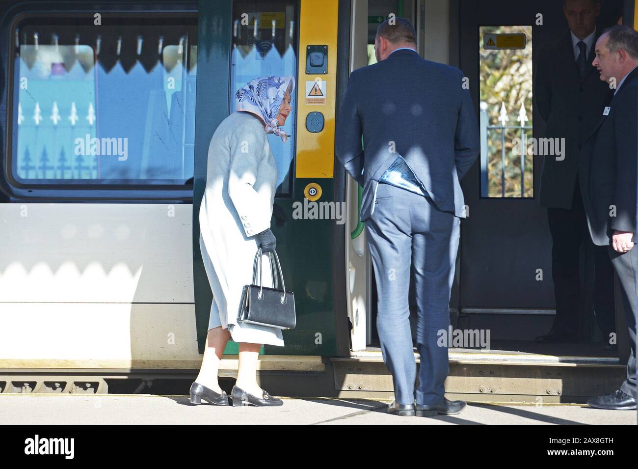 La reine Elizabeth II regarde le directeur de la gare Graeme Pratt tout en embarquant dans un train à la gare de King's Lynn à Norfolk, puisqu'elle retourne à Londres après avoir passé la période de Noël à Sandringham House dans le nord de Norfolk. Banque D'Images