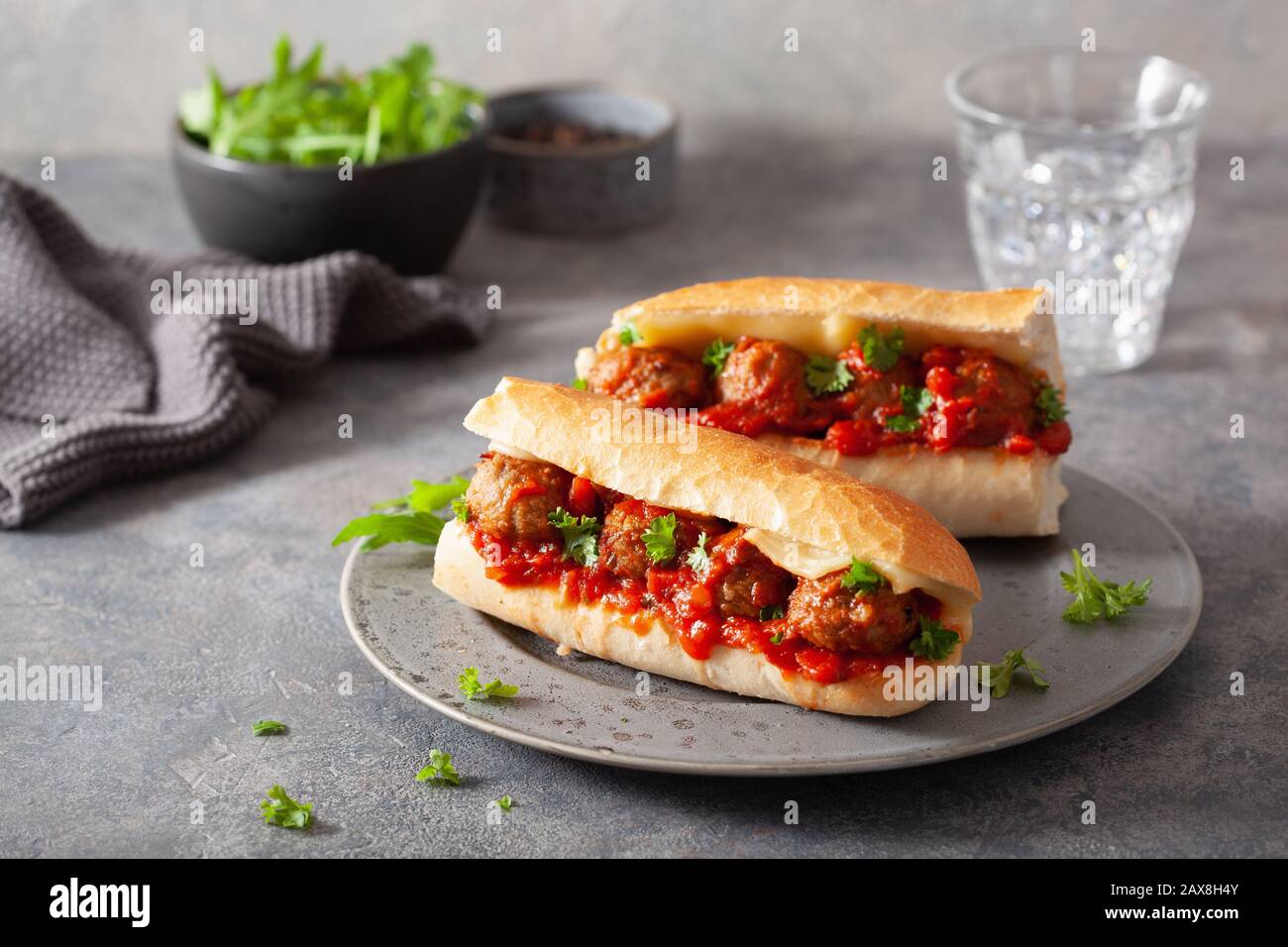 sandwich meatball avec fromage et sauce tomate marinara. cuisine américaine italienne rapide Banque D'Images