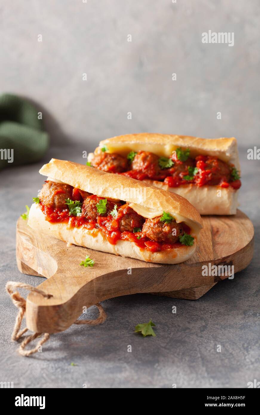 sandwich meatball avec fromage et sauce tomate marinara. cuisine américaine italienne rapide Banque D'Images