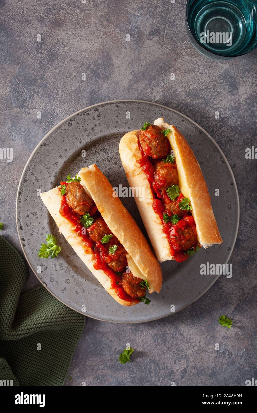 sandwich meatball avec fromage et sauce tomate marinara. cuisine américaine italienne rapide Banque D'Images