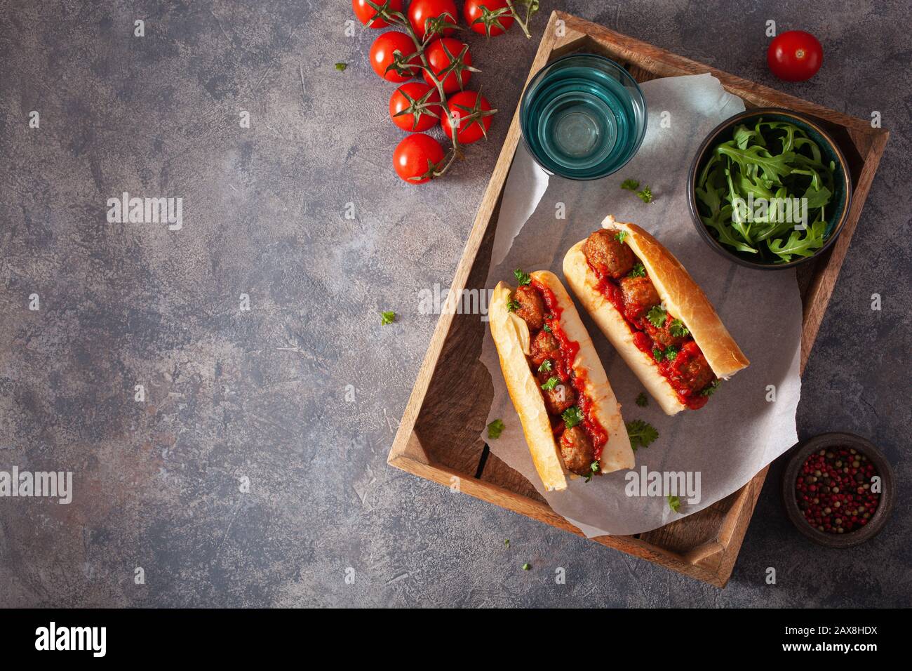 sandwich meatball avec fromage et sauce tomate marinara. cuisine américaine italienne rapide Banque D'Images