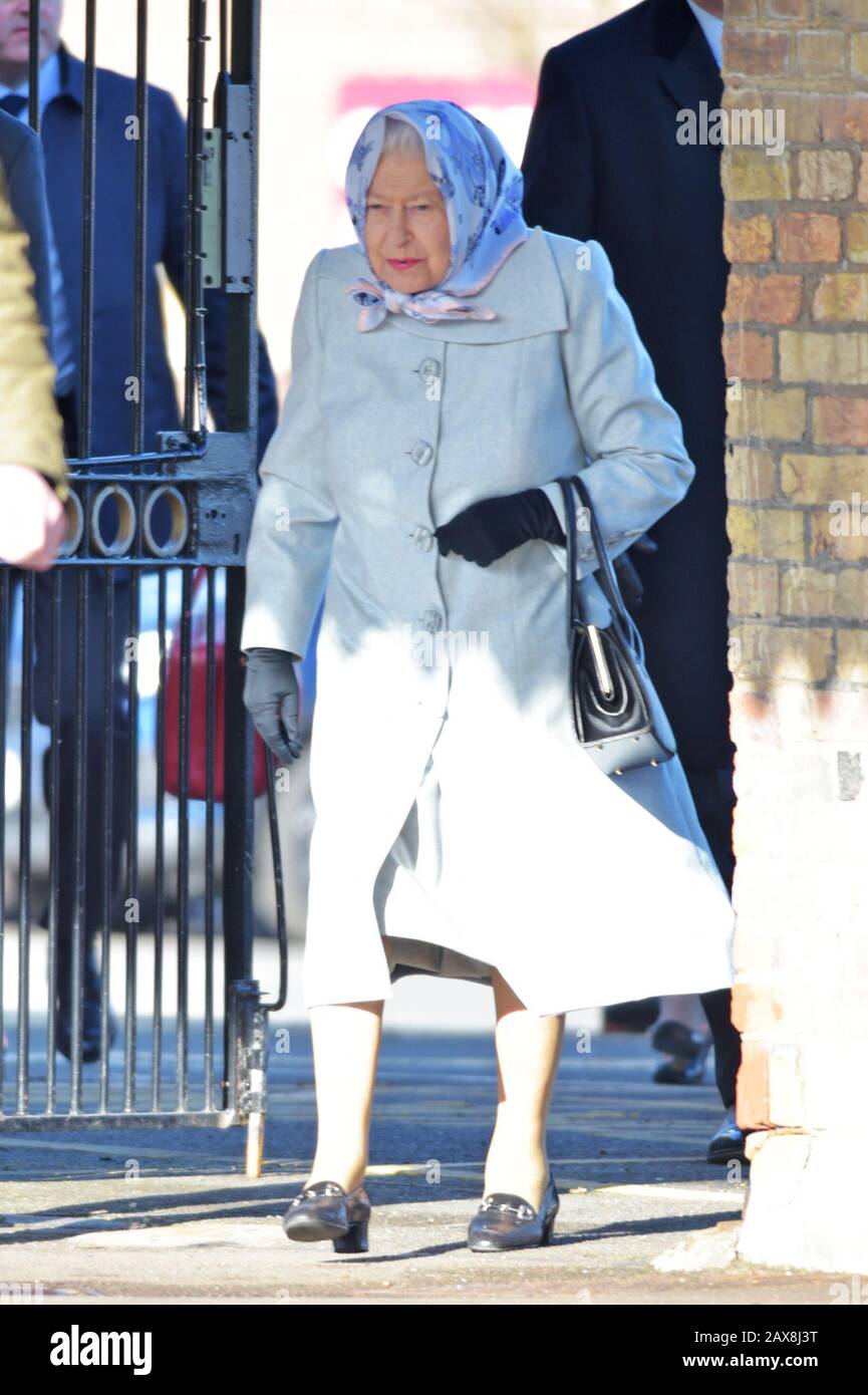 La reine Elizabeth II arrive à la gare de King's Lynn à Norfolk, avant d'embarquer dans un train lorsqu'elle retourne à Londres après avoir passé la période de Noël à Sandringham House dans le nord de Norfolk. Banque D'Images