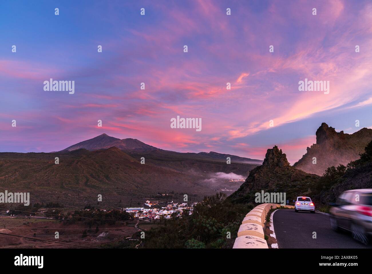 Mont Teide volcan et Pico Viejo au crépuscule vu de la route Masca au point de vue de Cherfe au-dessus du village de Santiago del Teide, Tenerife, C Banque D'Images