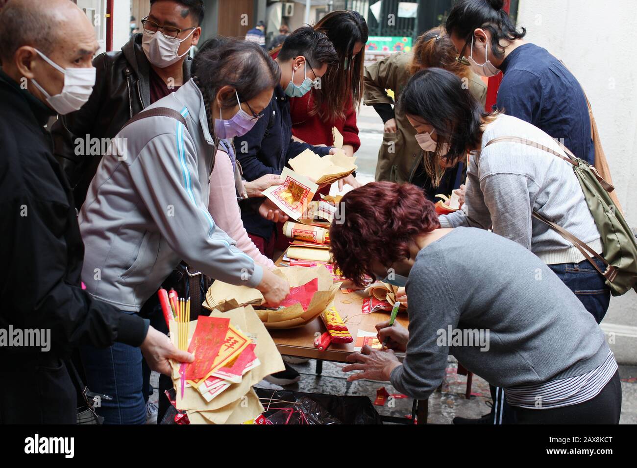 Les Fidèles chinois avec Masques Faciaux au Temple Man Mo de Hong Kong lors De L'Éclosion de Coronavirus, 2020. Banque D'Images