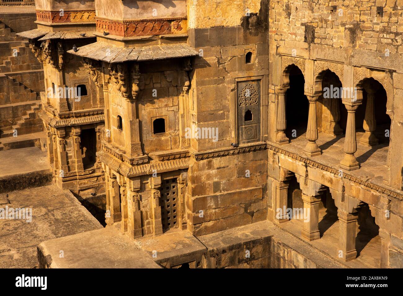 Inde, Rajasthan, Abhaneri, Chand Baori Stepwell, nommé d'après un dirigeant local appelé Raja Chanda, détails du bâtiment du Palais supérieur Banque D'Images